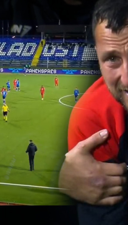 (УЗНЕМИРУЈУЋ ВИДЕО) Тренер умро на мечу, сви пали на траву