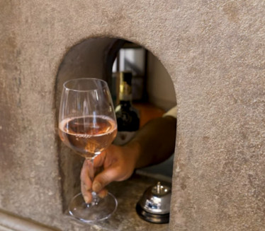 ВИНО КРОЗ ПРОЗОР: Систем стар ЧЕТИРИ ВЕКА