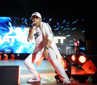 OBORILA GA SA NOGU: Husa ljubi 25 godina mlađu