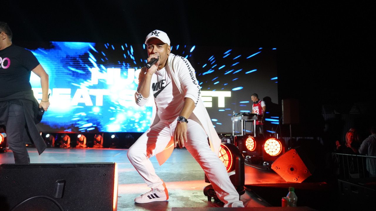 OBORILA GA SA NOGU: Husa ljubi 25 godina mlađu