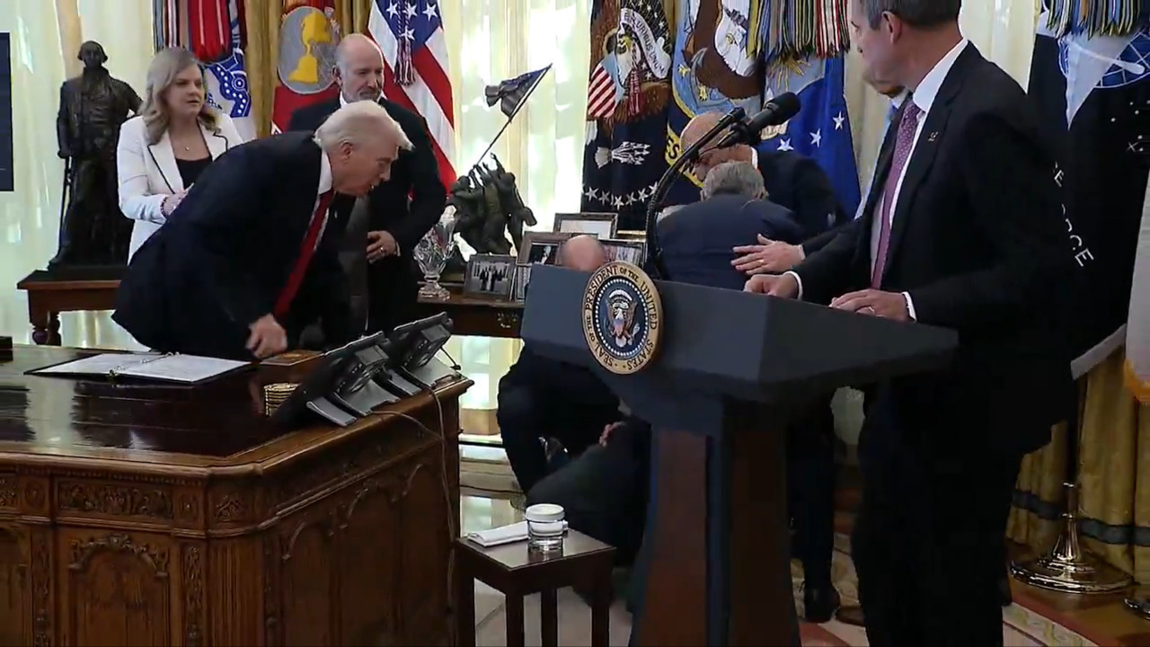 INCIDENT: Šef farmaceutske kuće pao u nesvest pred Trampom