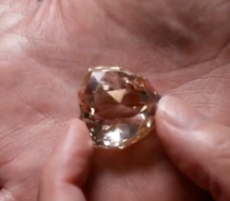 ШОК ОТКРИЋЕ: Драгуљи краљице скривани 100 година!