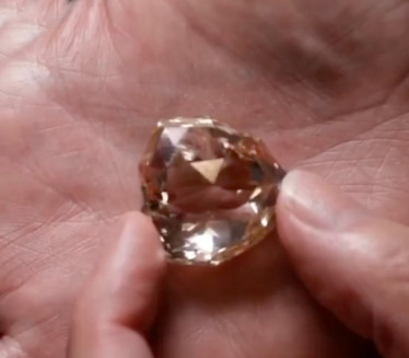 ŠOK OTKRIĆE: Dragulji kraljice skrivani 100 godina!