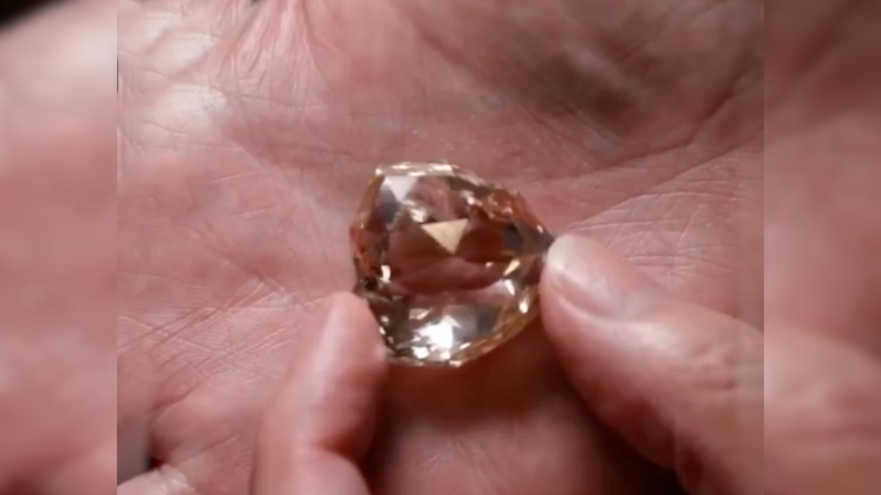 ŠOK OTKRIĆE: Dragulji kraljice skrivani 100 godina!