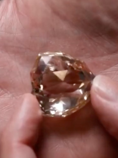 ШОК ОТКРИЋЕ: Драгуљи краљице скривани 100 година!