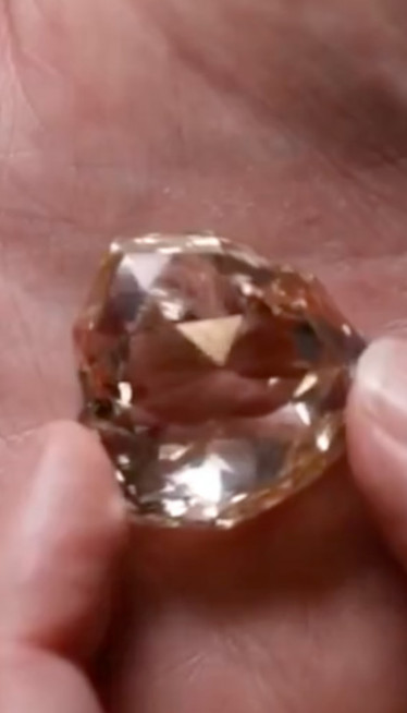 ŠOK OTKRIĆE: Dragulji kraljice skrivani 100 godina!