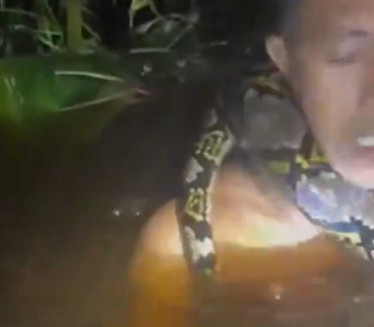 STRAVIČAN SNIMAK: DŽinovski piton mu se obmotao oko vrata