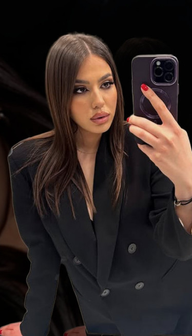 ДРЖЕ СЕ ЗА РУКЕ: Чолина ћерка на лукс зимовању са дечком