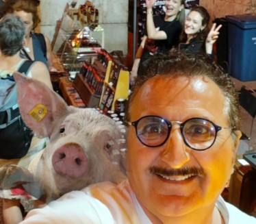 Члан славне "ex-YU" групе, сад прави ЧОКОЛАДУ ОД МАСТИ СВИЊА