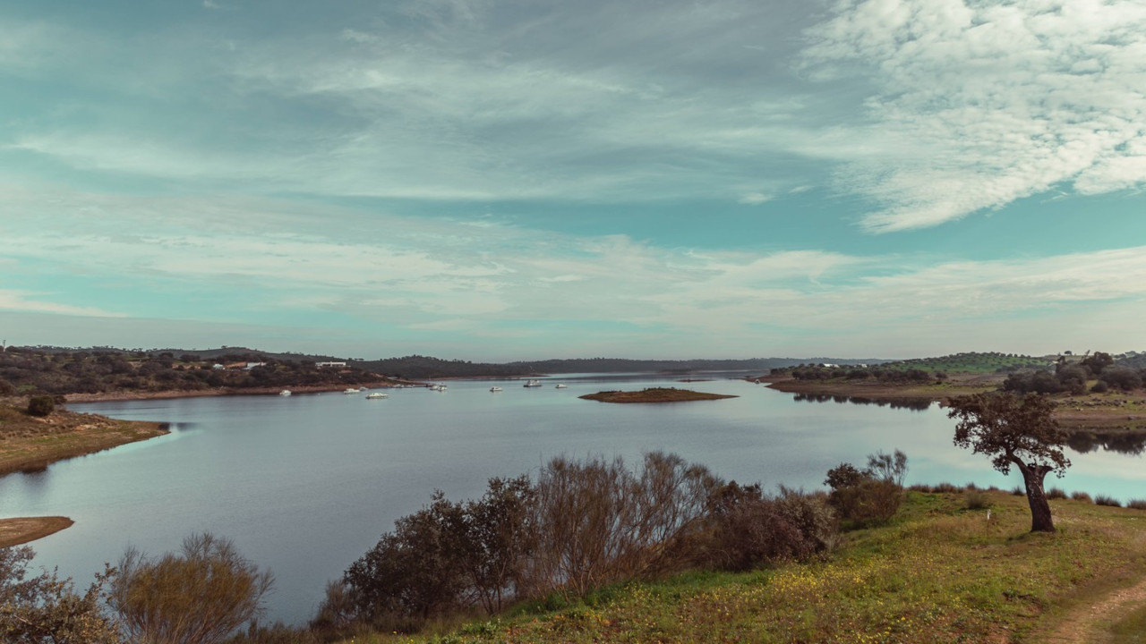 Потопили цело село да би направили језеро - десило се чудо!