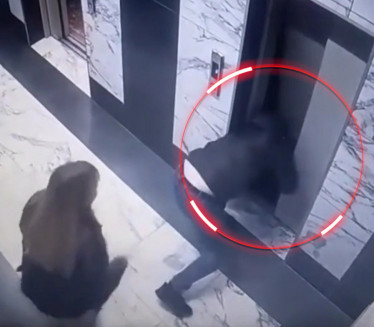 JEZIVO: Dete upalo u okno lifta, otac skočio za njim