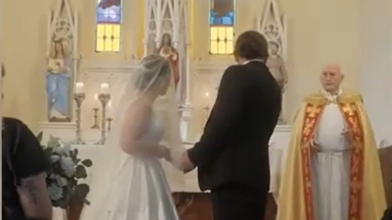 ШОУ! Млада прекинула свештеника усред венчања (ВИДЕО)