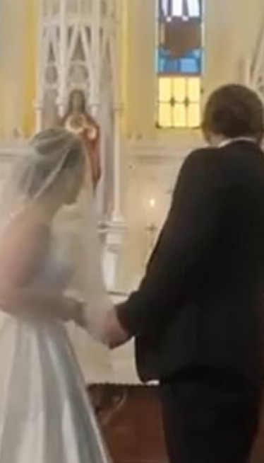 ŠOU! Mlada prekinula sveštenika usred venčanja (VIDEO)
