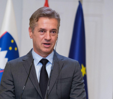 DRAMA: Član paramilitarne garde s pištoljem pred premijera