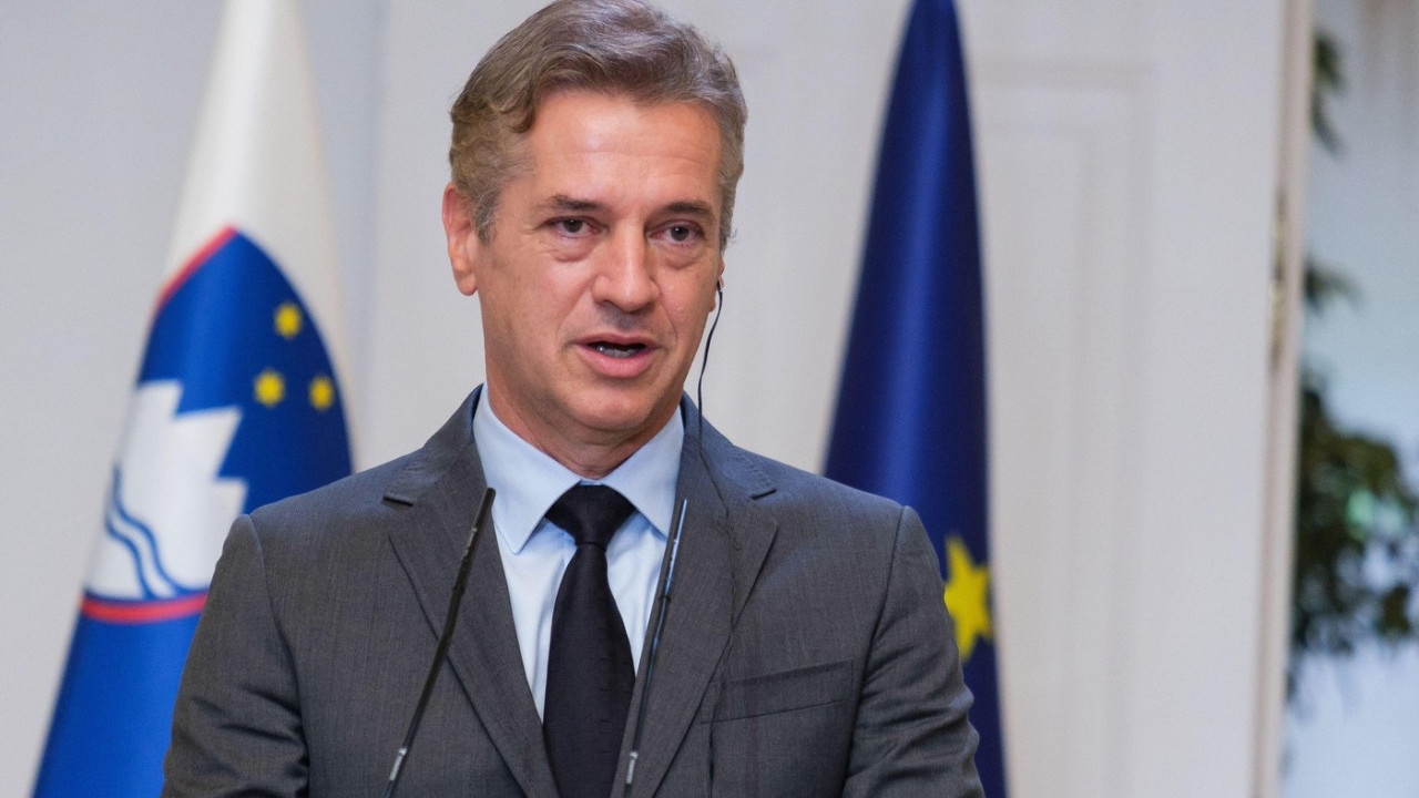 DRAMA: Član paramilitarne garde s pištoljem pred premijera