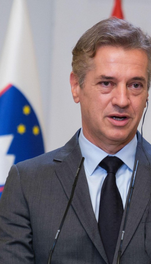 DRAMA: Član paramilitarne garde s pištoljem pred premijera