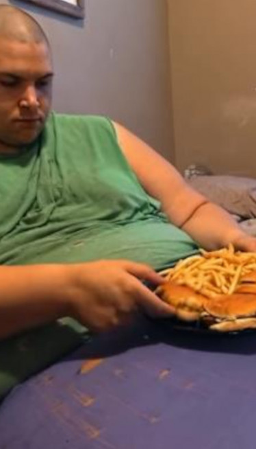 СМРШАО 300 КИЛОГРАМА: Девојка га оставила када је имао 408КГ