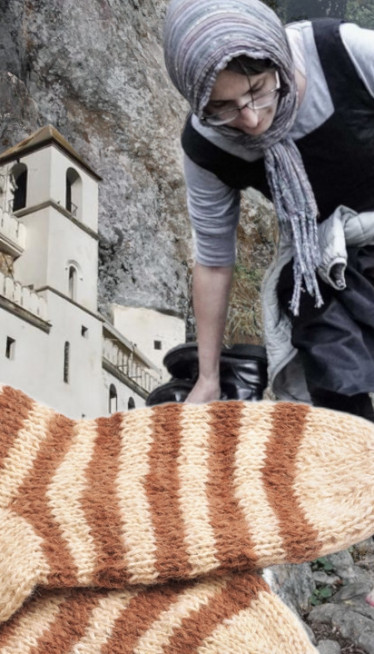 Zašto se u manastir Ostrog nose vunene čarape?
