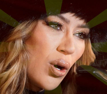 KRAH U SKOPLJU: Na kolenima plakala na sceni usred koncerta