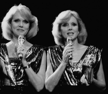 УМРЛЕ ПЕВАЧИЦЕ: Близнакиње заједно нађене мртве у стану