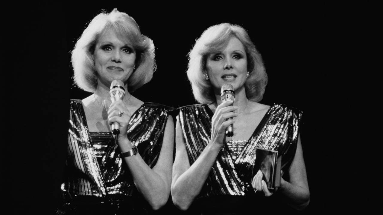 УМРЛЕ ПЕВАЧИЦЕ: Близнакиње заједно нађене мртве у стану