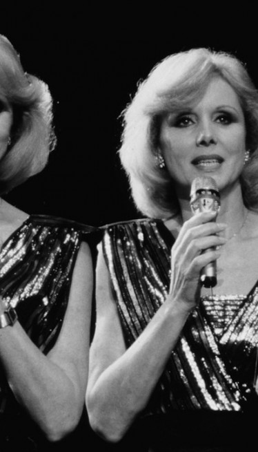 УМРЛЕ ПЕВАЧИЦЕ: Близнакиње заједно нађене мртве у стану