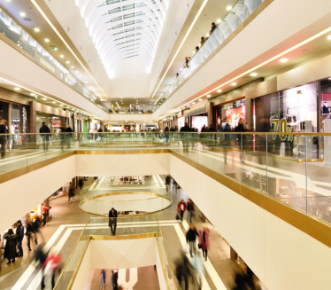 HOROR U TRŽNOM CENTRU: Žena sebi prerezala grlo motorkom