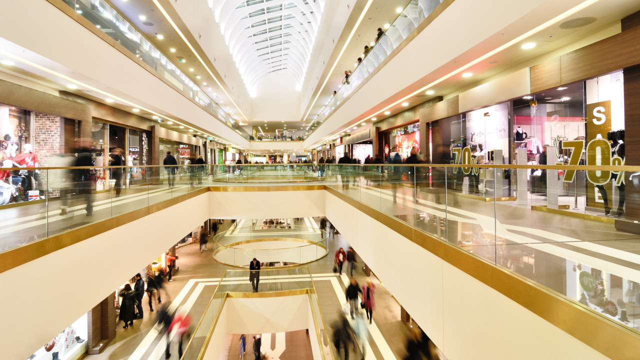 ХОРОР У ТРЖНОМ ЦЕНТРУ: Жена себи пререзала грло моторком