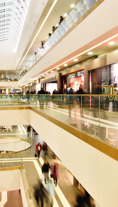 HOROR U TRŽNOM CENTRU: Žena sebi prerezala grlo motorkom