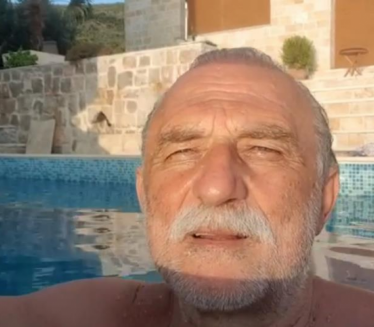 Zavirite u Lazarevu vilu sa bazenom i pogledom na more