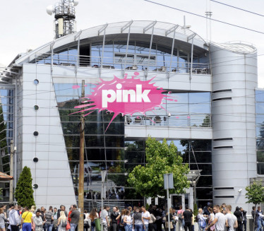 INTIMAN SNIMAK VODITELJA PINKA Ispred hotela,ucena od 70.000€