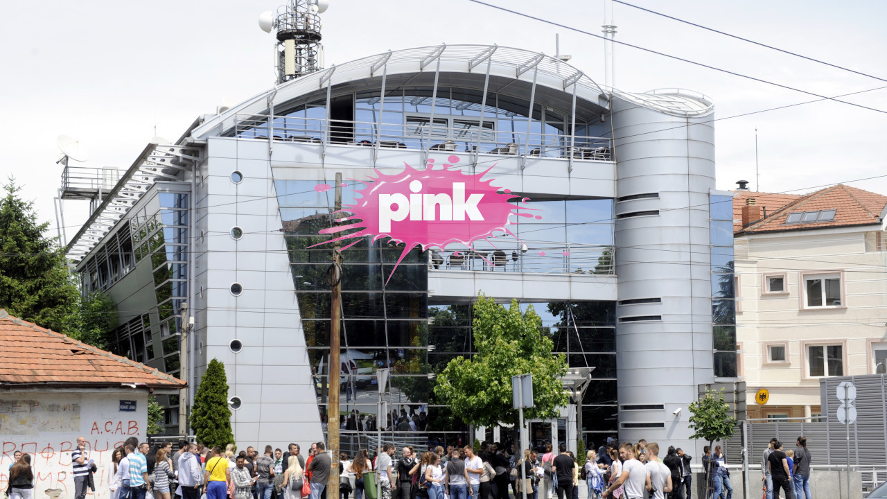 ИНТИМАН СНИМАК ВОДИТЕЉА ПИНКА Испред хотела,уцена од 70.000€