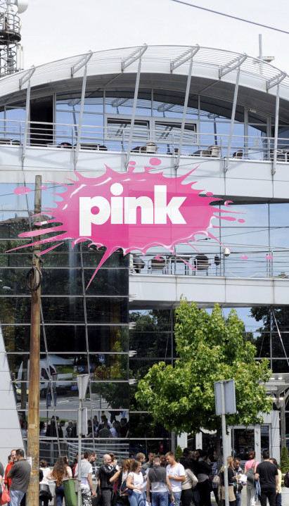 INTIMAN SNIMAK VODITELJA PINKA Ispred hotela,ucena od 70.000€