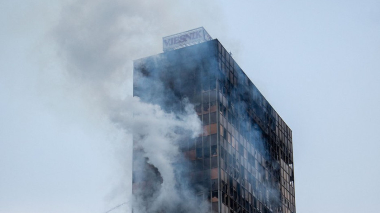 GORI NA 1000°: Vatrogasci čuli PUCNJE, napustili Vjesnik