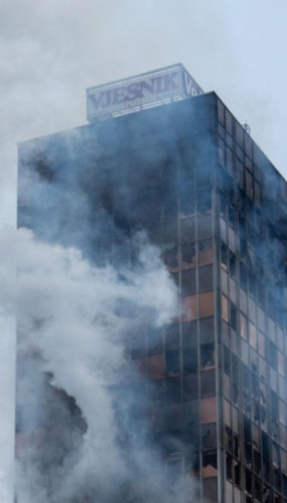 GORI NA 1000°: Vatrogasci čuli PUCNJE, napustili Vjesnik