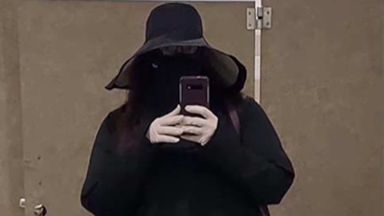 "ŠTA MISLITE KAKO JE MENI": Iz kuće izlazi skroz POKRIVENA