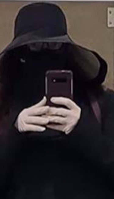 "ШТА МИСЛИТЕ КАКО ЈЕ МЕНИ": Из куће излази скроз ПОКРИВЕНА