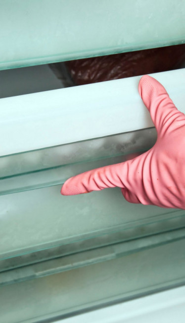 REŠITE SE NAKUPLJENOG LEDA: Sjajan trik za čišćenje zamrzivača