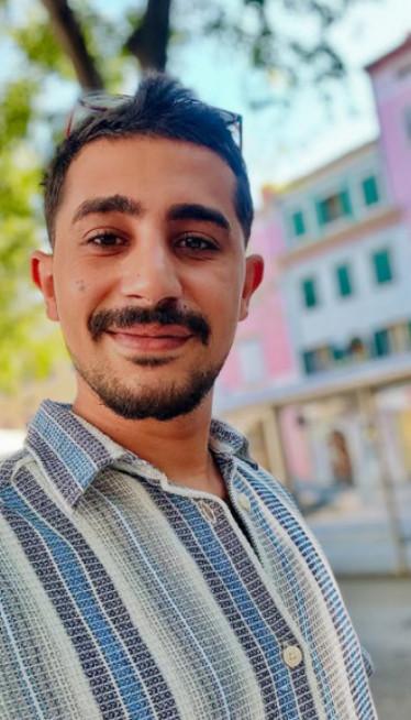 КАО ДЕЧАК ПРОСИО НА УЛИЦИ Сада је објавио фотку са супругом