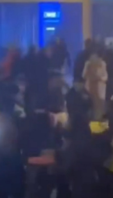 ИМА МРТВИХ: Пуцњава у Чикагу током паљења новогодишње јелке