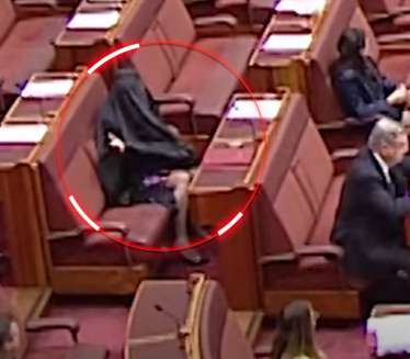 Desničarka obukla BURKU, izazvala erupciju besa u parlamentu