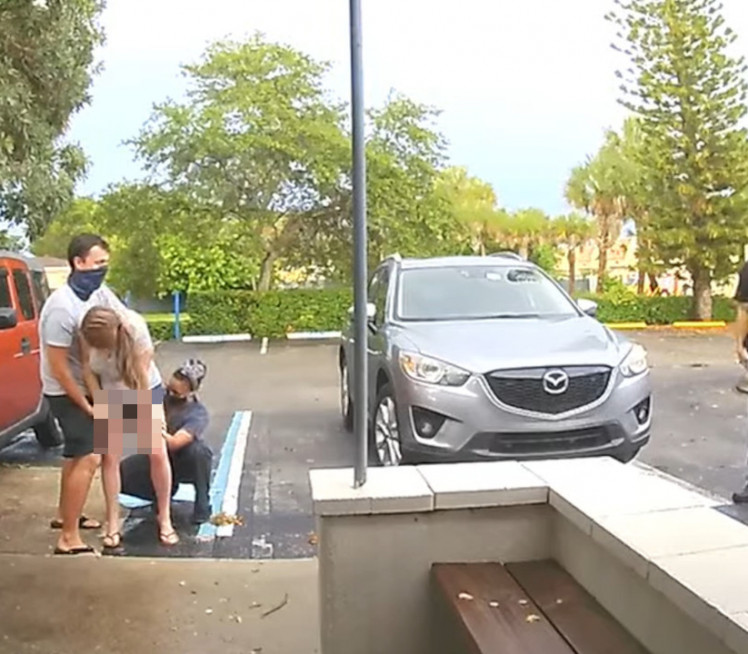 PORODILA SE ISPRED BOLNICE Reakcija policije je hit (VIDEO)