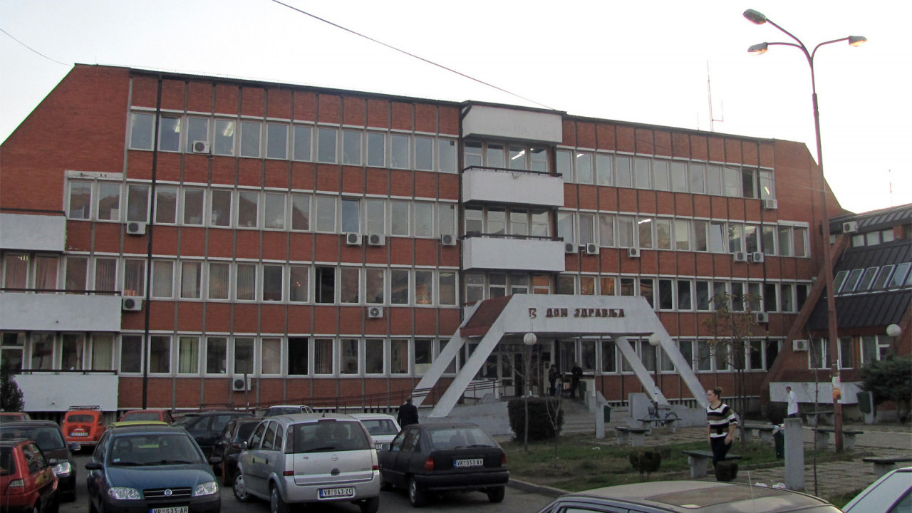 ДОЈАВА О БОМБИ У ДОМУ ЗДРАВЉА: У Врању евакуисани пацијенти