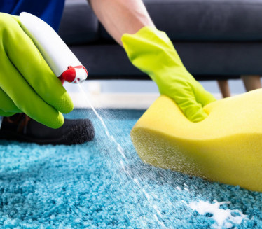 BOLJE OD USISIVAČA: Neverovatan trik za čišćenje tepiha