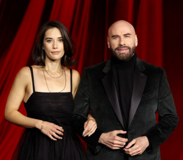 GRUDI SLOBODNE: Travoltina ćerka u toplesu (FOTO)