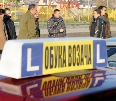 Jedan od 6 vozača priznaje da bi danas pao na vozačkom