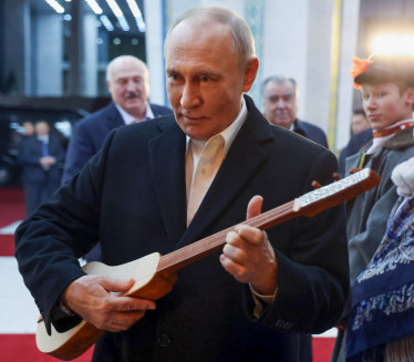 "RAŠTIMOVAN JE!" Putin svira, Lukašenko umire od smeha FOTO