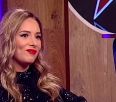 ВОДИТЕЉКА ПЉУНУЛА ЖВАКУ НА СТО Неке згрозила, неке одушевила