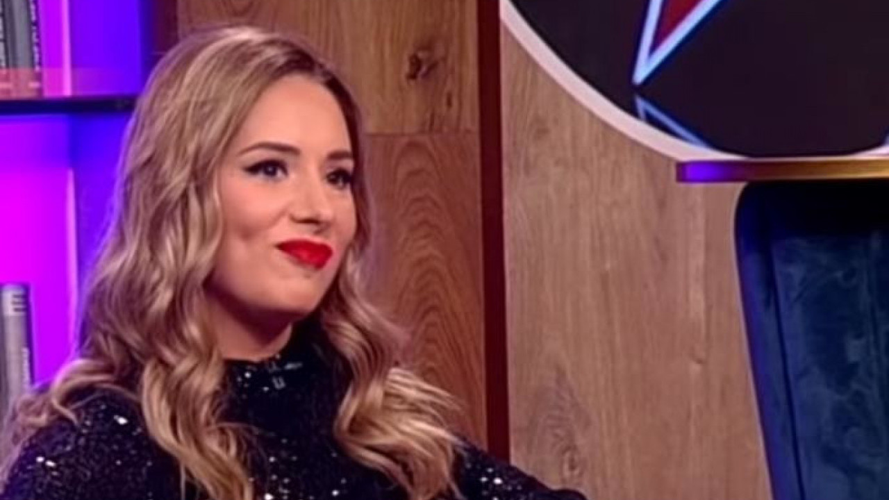 ВОДИТЕЉКА ПЉУНУЛА ЖВАКУ НА СТО Неке згрозила, неке одушевила