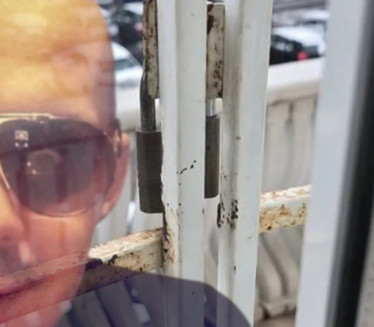 ФОЛКЕР НА ПСИХИЈАТРИЈИ: Слика је ТУГА - решетке, катанац